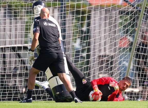 04.08.2026, Deutschland, Grassau, Fußball Bundesliga, Saison 2026 2027, Trainingslager VfB Stuttgart, v.l. Torwart-Trainer Steffen Krebs, Fabian Bredlow *** August 4, 2026, Germany, Grassau, Bundesliga, 2026–2027 season, VfB Stuttgart training camp, from left: goalkeeper coach Steffen Krebs, Fabian Bredlow