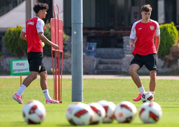 04.08.2026, Deutschland, Grassau, Fußball Bundesliga, Saison 2026 2027, Trainingslager VfB Stuttgart, v.l. Ertugrul Yigit, Leo Sauer *** August 4, 2026, Germany, Grassau, Bundesliga, 2026–2027 season, VfB Stuttgart training camp, from left: Ertugrul Yigit, Leo Sauer