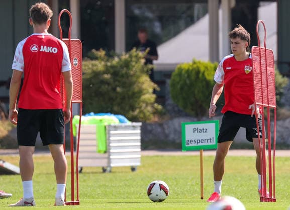 04.08.2026, Deutschland, Grassau, Fußball Bundesliga, Saison 2026 2027, Trainingslager VfB Stuttgart, Leo Sauer *** August 4, 2026, Germany, Grassau, Bundesliga, 2026–2027 Season, VfB Stuttgart Training Camp, Leo Sauer