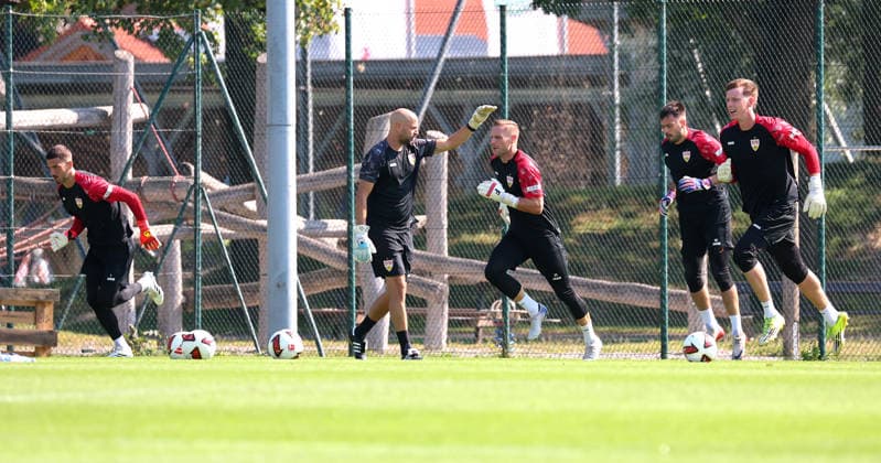 04.08.2026, Deutschland, Grassau, Fußball Bundesliga, Saison 2026 2027, Trainingslager VfB Stuttgart, v.l. Fabian Bredlow, Torwart-Trainer Steffen Krebs, Marius Funk, Stefan Drljaca, Jerik von der Felsen *** August 4, 2026, Germany, Grassau, Bundesliga, 2026–2027 season, VfB Stuttgart training camp, from left: Fabian Bredlow, goalkeeper coach Steffen Krebs, Marius Funk, Stefan Drljaca, Jerik von der Felsen