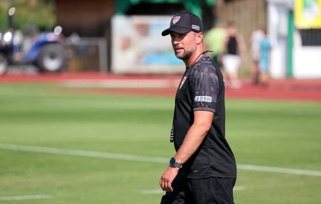 04.08.2026, Deutschland, Grassau, Fußball Bundesliga, Saison 2026 2027, Trainingslager VfB Stuttgart, VfB Trainer Sebastian Hoeneß *** August 4, 2026, Germany, Grassau, Bundesliga, 2026–2027 season, VfB Stuttgart training camp, VfB coach Sebastian Hoeneß