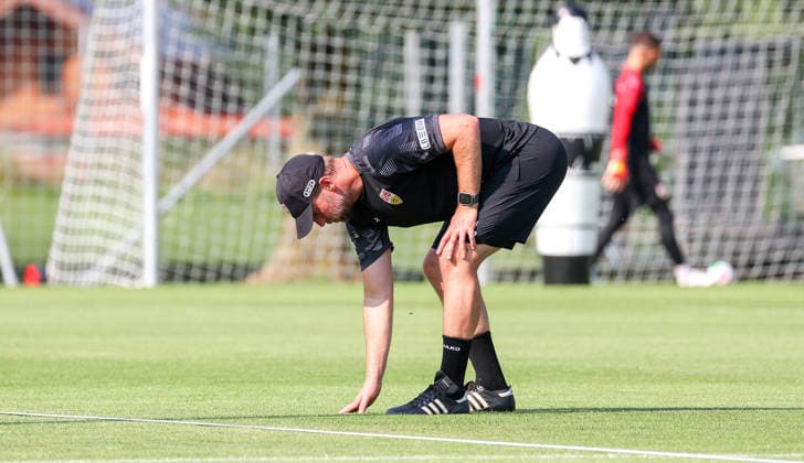 04.08.2026, Deutschland, Grassau, Fußball Bundesliga, Saison 2026 2027, Trainingslager VfB Stuttgart, VfB Trainer Sebastian Hoeneß prüft den Rasen *** August 4, 2026, Germany, Grassau, Bundesliga, 2026–2027 season, VfB Stuttgart training camp, VfB coach Sebastian Hoeneß inspects the field