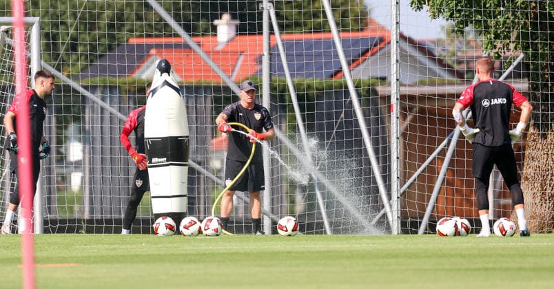 04.08.2026, Deutschland, Grassau, Fußball Bundesliga, Saison 2026 2027, Trainingslager VfB Stuttgart, Torwart-Trainer Kai Rabe wässert den Rasen *** August 4, 2026, Germany, Grassau, Bundesliga, 2026–2027 season, VfB Stuttgart training camp, goalkeeper coach Kai Rabe waters the field