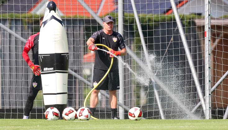 04.08.2026, Deutschland, Grassau, Fußball Bundesliga, Saison 2026 2027, Trainingslager VfB Stuttgart, Torwart-Trainer Kai Rabe wässert den Rasen *** August 4, 2026, Germany, Grassau, Bundesliga, 2026–2027 season, VfB Stuttgart training camp, goalkeeper coach Kai Rabe waters the field