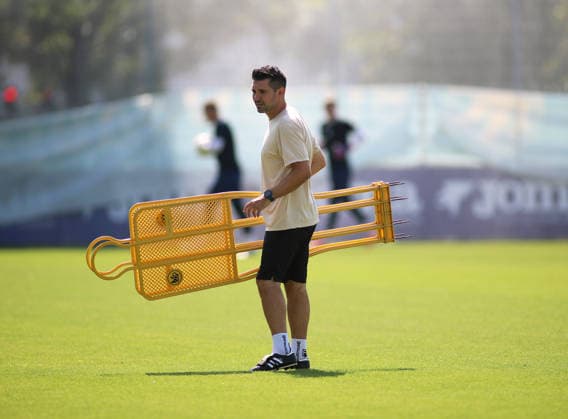 Fussball, Herren, Regionalliga Bayern, Saison 2026 2027, TSV 1860 München, Training Alper Kayabunar, Trainer (TSV 1860 München) trägt einige Dummys über den Trainingsplatz, Aufbau *** Soccer, Men s, Bavarian Regional League, 2026–2027 Season, TSV 1860 Munich, Training: Alper Kayabunar, Coach of TSV 1860 Munich, carries some dummies across the training field, setup