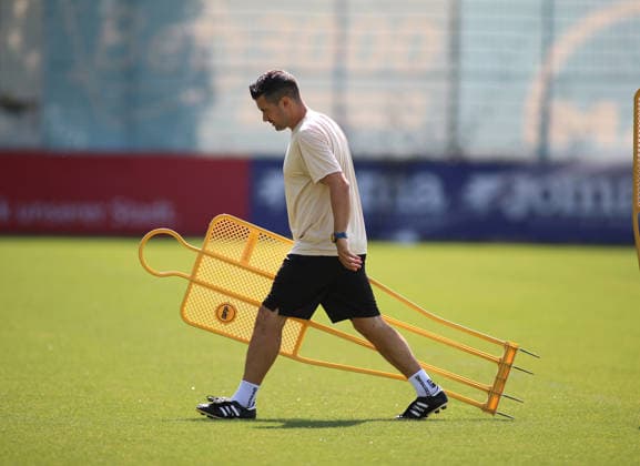 Fussball, Herren, Regionalliga Bayern, Saison 2026 2027, TSV 1860 München, Training Alper Kayabunar, Trainer (TSV 1860 München) trägt einige Dummys über den Trainingsplatz, Aufbau *** Soccer, Men s, Bavarian Regional League, 2026–2027 Season, TSV 1860 Munich, Training: Alper Kayabunar, Coach of TSV 1860 Munich, carries some dummies across the training field, setup