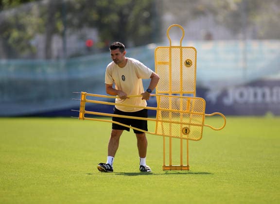 Fussball, Herren, Regionalliga Bayern, Saison 2026 2027, TSV 1860 München, Training Alper Kayabunar, Trainer (TSV 1860 München) trägt einige Dummys über den Trainingsplatz, Aufbau *** Soccer, Men s, Bavarian Regional League, 2026–2027 Season, TSV 1860 Munich, Training: Alper Kayabunar, Coach of TSV 1860 Munich, carries several dummies across the training field, setup