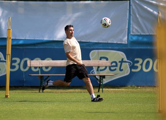 Fussball, Herren, Regionalliga Bayern, Saison 2026 2027, TSV 1860 München, Training Alper Kayabunar, Trainer (TSV 1860 München) mit Blick auf den Ball *** Soccer, Men s, Bavarian Regional League, 2026–2027 Season, TSV 1860 Munich, Alper Kayabunar at practice, TSV 1860 Munich coach looking at the ball