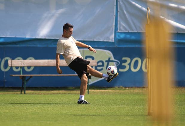 Fussball, Herren, Regionalliga Bayern, Saison 2026 2027, TSV 1860 München, Training Alper Kayabunar, Trainer (TSV 1860 München) nimmt einen Ball mit dem Fuss an *** Soccer, Men s, Bavarian Regional League, 2026–2027 Season, TSV 1860 Munich, Alper Kayabunar in Training, TSV 1860 Munich Coach Receives a Ball with His Foot