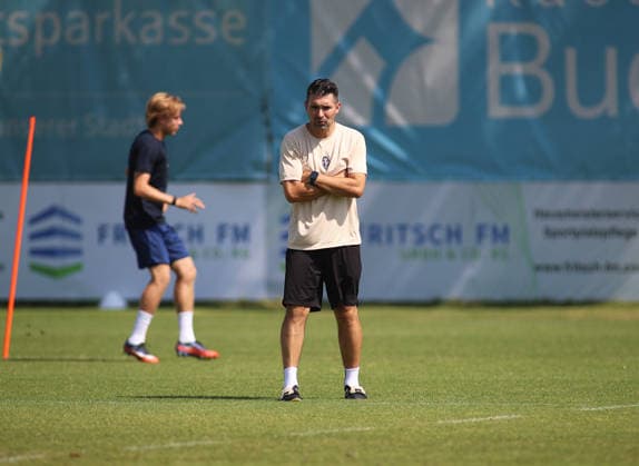 Fussball, Herren, Regionalliga Bayern, Saison 2026 2027, TSV 1860 München, Training Alper Kayabunar, Trainer (TSV 1860 München) stehend mit verschränkten Armen auf dem Trainingsplatz *** Soccer, Men s, Bavarian Regional League, 2026–2027 Season, TSV 1860 Munich, Alper Kayabunar at practice; TSV 1860 Munich coach standing on the practice field with his arms crossed
