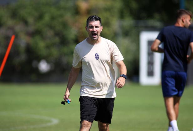 Fussball, Herren, Regionalliga Bayern, Saison 2026 2027, TSV 1860 München, Training Alper Kayabunar, Trainer (TSV 1860 München) aufgebracht, rufen, schreien, lauter werden, Mund offen *** Soccer, Men s, Bavarian Regional League, 2026–2027 Season, TSV 1860 Munich, Alper Kayabunar s training session, TSV 1860 Munich coach upset, shouting, yelling, getting louder, mouth open