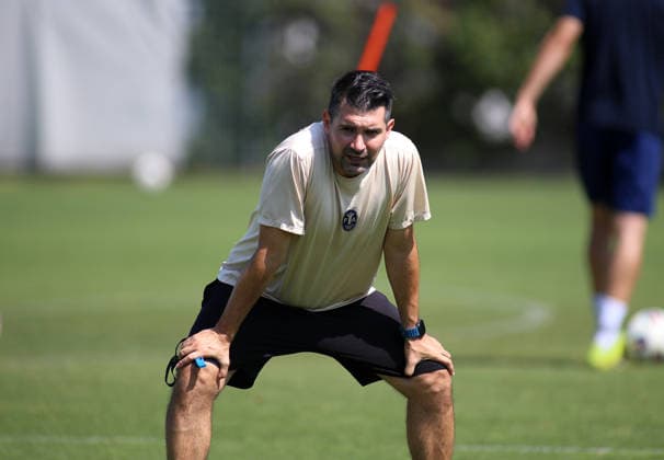 Fussball, Herren, Regionalliga Bayern, Saison 2026 2027, TSV 1860 München, Training Alper Kayabunar, Trainer (TSV 1860 München) nach vorne gebeugt, beobachtet das Training, konzentriert *** Soccer, Men s, Bavarian Regional League, 2026–2027 Season, TSV 1860 Munich, Alper Kayabunar at practice, TSV 1860 Munich coach leaning forward, watching the practice intently