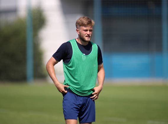 Fussball, Herren, Regionalliga Bayern, Saison 2026 2027, TSV 1860 München, Training Matthew Collins (TSV 1860 München) stehend mit Leibchen auf dem Trainingsplatz *** Soccer, Men s, Bavarian Regional League, 2026–2027 Season, TSV 1860 Munich, Training: Matthew Collins of TSV 1860 Munich standing on the practice field wearing a training jersey