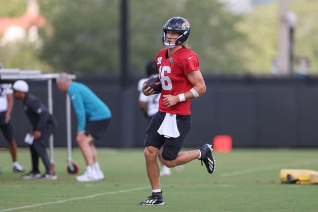 JACKSONVILLE, FL - AUGUST 04: Jacksonville Jaguars quarterback Trevor Lawrence (16) works on a drill during training camp on August 4, 2026 at the Miller Electric Center in Jacksonville, Fl. (Photo by David Rosenblum Icon Sportswire) NFL, American Football Herren, USA AUG 04 Jaguars Training Camp EDITORIAL USE ONLY Icon260804229763