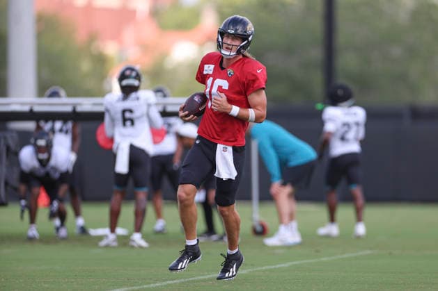 JACKSONVILLE, FL - AUGUST 04: Jacksonville Jaguars quarterback Trevor Lawrence (16) works on a drill during training camp on August 4, 2026 at the Miller Electric Center in Jacksonville, Fl. (Photo by David Rosenblum Icon Sportswire) NFL, American Football Herren, USA AUG 04 Jaguars Training Camp EDITORIAL USE ONLY Icon260804229764