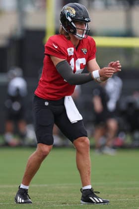 JACKSONVILLE, FL - AUGUST 04: Jacksonville Jaguars quarterback Trevor Lawrence (16) works on a drill during training camp on August 4, 2026 at the Miller Electric Center in Jacksonville, Fl. (Photo by David Rosenblum Icon Sportswire) NFL, American Football Herren, USA AUG 04 Jaguars Training Camp EDITORIAL USE ONLY Icon260804229768