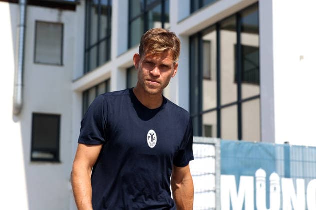 Fussball, Herren, Regionalliga Bayern, Saison 2026 2027, TSV 1860 München, Training Florian Niederlechner (TSV 1860 München) auf dem Weg zum Trainingsplatz, Kopf, Oberkörper *** Soccer, Men s, Bavarian Regional League, 2026–2027 Season, TSV 1860 Munich, Florian Niederlechner of TSV 1860 Munich on his way to the practice field, head, upper body