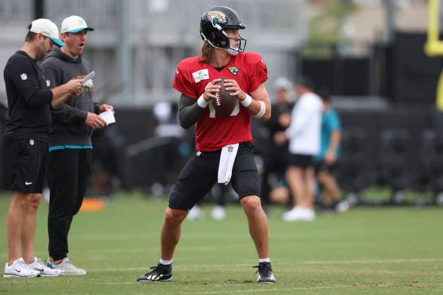 JACKSONVILLE, FL - AUGUST 04: Jacksonville Jaguars quarterback Trevor Lawrence (16) works on a drill during training camp on August 4, 2026 at the Miller Electric Center in Jacksonville, Fl. (Photo by David Rosenblum Icon Sportswire) NFL, American Football Herren, USA AUG 04 Jaguars Training Camp EDITORIAL USE ONLY Icon260804229774