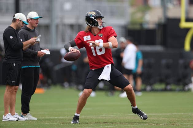 JACKSONVILLE, FL - AUGUST 04: Jacksonville Jaguars quarterback Trevor Lawrence (16) works on a drill during training camp on August 4, 2026 at the Miller Electric Center in Jacksonville, Fl. (Photo by David Rosenblum Icon Sportswire) NFL, American Football Herren, USA AUG 04 Jaguars Training Camp EDITORIAL USE ONLY Icon260804229776