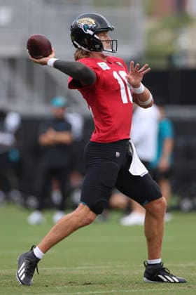 JACKSONVILLE, FL - AUGUST 04: Jacksonville Jaguars quarterback Trevor Lawrence (16) works on a drill during training camp on August 4, 2026 at the Miller Electric Center in Jacksonville, Fl. (Photo by David Rosenblum Icon Sportswire) NFL, American Football Herren, USA AUG 04 Jaguars Training Camp EDITORIAL USE ONLY Icon260804229778