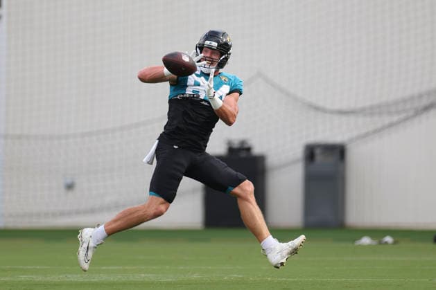 JACKSONVILLE, FL - AUGUST 04: Jacksonville Jaguars tight end Hunter Long (84) catches a pass during training camp on August 4, 2026 at the Miller Electric Center in Jacksonville, Fl. (Photo by David Rosenblum Icon Sportswire) NFL, American Football Herren, USA AUG 04 Jaguars Training Camp EDITORIAL USE ONLY Icon260804229782