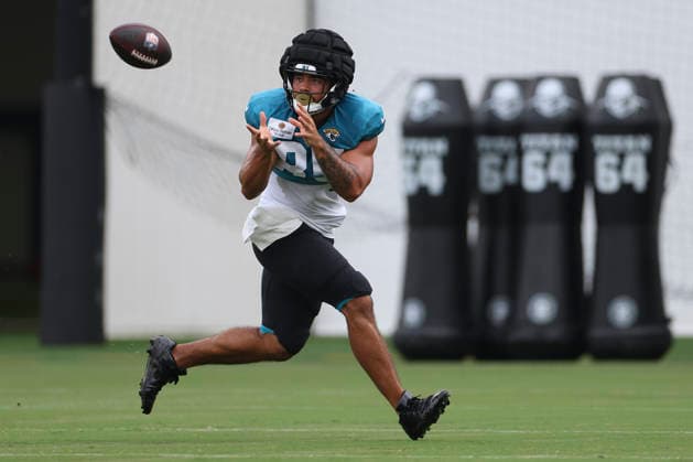 JACKSONVILLE, FL - AUGUST 04: Jacksonville Jaguars tight end Brenton Strange (85) catches a pass during training camp on August 4, 2026 at the Miller Electric Center in Jacksonville, Fl. (Photo by David Rosenblum Icon Sportswire) NFL, American Football Herren, USA AUG 04 Jaguars Training Camp EDITORIAL USE ONLY Icon260804229783