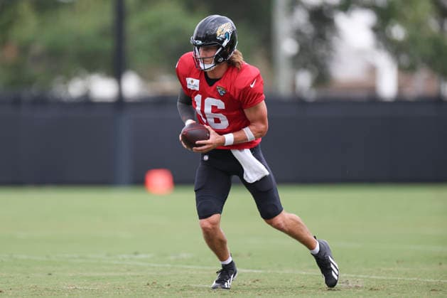 JACKSONVILLE, FL - AUGUST 04: Jacksonville Jaguars quarterback Trevor Lawrence (16) works on a drill during training camp on August 4, 2026 at the Miller Electric Center in Jacksonville, Fl. (Photo by David Rosenblum Icon Sportswire) NFL, American Football Herren, USA AUG 04 Jaguars Training Camp EDITORIAL USE ONLY Icon260804229787