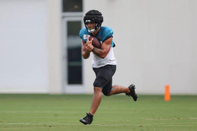 JACKSONVILLE, FL - AUGUST 04: Jacksonville Jaguars tight end Brenton Strange (85) works on a drill during training camp on August 4, 2026 at the Miller Electric Center in Jacksonville, Fl. (Photo by David Rosenblum Icon Sportswire) NFL, American Football Herren, USA AUG 04 Jaguars Training Camp EDITORIAL USE ONLY Icon260804229798