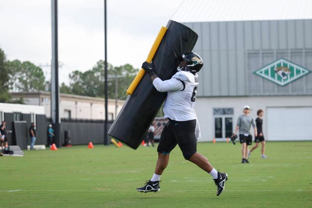 JACKSONVILLE, FL - AUGUST 04: Jacksonville Jaguars offensive tackle Ricky Lee (66) works on a drill during training camp on August 4, 2026 at the Miller Electric Center in Jacksonville, Fl. (Photo by David Rosenblum Icon Sportswire) NFL, American Football Herren, USA AUG 04 Jaguars Training Camp EDITORIAL USE ONLY Icon260804229802