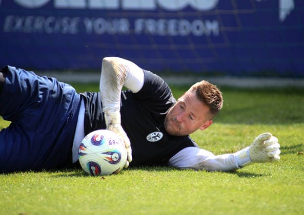 Fussball, Herren, Regionalliga Bayern, Saison 2026 2027, TSV 1860 München, Training Vitus Eicher (TSV 1860 München) liegend auf dem Rasen mit einem Ball an der rechten Hand *** Soccer, Men s, Bavarian Regional League, 2026–2027 Season, TSV 1860 Munich, Training: Vitus Eicher of TSV 1860 Munich lying on the grass with a ball in his right hand
