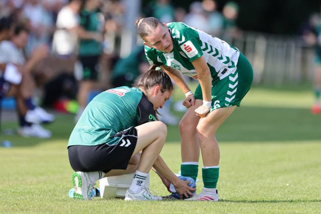 v.li.: Nina Pöhlmann (Physiotherapeutin, SV Werder Bremen) behandelt die verletzte Sarah Ernst (SV Werder Bremen) Verletzung, Schmerzen, schmerzverzerrtes Gesicht, 04.08.2026, Herzlake (Deutschland), Fussball, Testspiel Frauen, SV Werder Bremen - AZ Alkmaar *** From left: Nina Pöhlmann, physical therapist for SV Werder Bremen, treats the injured Sarah Ernst of SV Werder Bremen. Injury, pain, pained expression, August 4, 2026, Herzlake, Germany, soccer, women s friendly match, SV Werder Bremen vs. AZ Alkmaar xobx