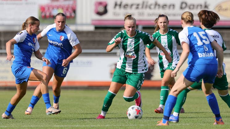 Isabella Jaron (SV Werder Bremen, 11) am Ball, Einzelbild, Ganzkörper, Aktion, Action, Spielszene, 04.08.2026, Herzlake (Deutschland), Fussball, Testspiel Frauen, SV Werder Bremen - AZ Alkmaar *** Isabella Jaron, SV Werder Bremen, No. 11 with the ball, single frame, full body, action, game scene, August 4, 2026, Herzlake, Germany, soccer, women s friendly match, SV Werder Bremen vs. AZ Alkmaar xobx