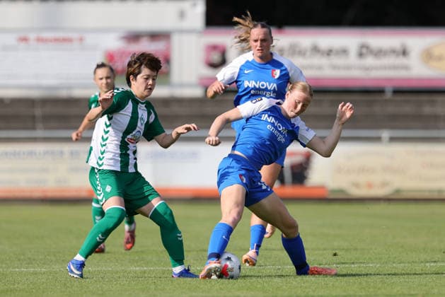 v.li.: Mei Shimada (SV Werder Bremen, 8) und Pleun Groot (AZ Alkmaar, 15) im Zweikampf, Duell, Dynamik, Aktion, Action, Spielszene, 04.08.2026, Herzlake (Deutschland), Fussball, Testspiel Frauen, SV Werder Bremen - AZ Alkmaar *** From left: Mei Shimada (SV Werder Bremen), 8, and Pleun Groot (AZ Alkmaar), 15, in a one-on-one battle, duel, dynamic play, action, game scene, August 4, 2026, Herzlake, Germany, soccer, women’s friendly, SV Werder Bremen vs. AZ Alkmaar xobx
