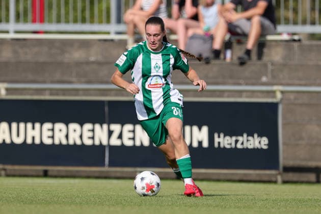 Maria Penner (SV Werder Bremen, 33) am Ball, Freisteller, Einzelbild, Ganzkörper, Aktion, Action, Spielszene, 04.08.2026, Herzlake (Deutschland), Fussball, Testspiel Frauen, SV Werder Bremen - AZ Alkmaar *** Maria Penner, SV Werder Bremen, 33 with the ball, isolated shot, single frame, full body, action, game scene, August 4, 2026, Herzlake, Germany, soccer, women s friendly match, SV Werder Bremen vs. AZ Alkmaar xobx