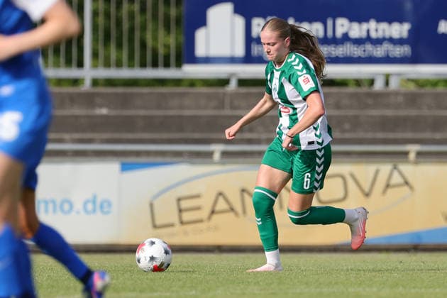 Marie Gmeineder (SV Werder Bremen, 6) am Ball, Einzelbild, Ganzkörper, Aktion, Action, Spielszene, 04.08.2026, Herzlake (Deutschland), Fussball, Testspiel Frauen, SV Werder Bremen - AZ Alkmaar *** Marie Gmeineder, SV Werder Bremen, No. 6 with the ball, single frame, full body, action, game scene, August 4, 2026, Herzlake, Germany, soccer, women s friendly, SV Werder Bremen vs. AZ Alkmaar xobx