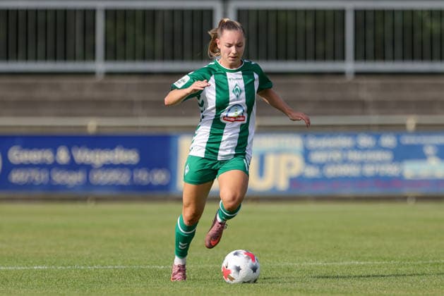 Michelle Weiß (SV Werder Bremen, 15) am Ball, Freisteller, Einzelbild, Ganzkörper, Aktion, Action, Spielszene, 04.08.2026, Herzlake (Deutschland), Fussball, Testspiel Frauen, SV Werder Bremen - AZ Alkmaar *** Michelle Weiß, SV Werder Bremen, No. 15 with the ball, isolated shot, single frame, full body, action, game scene, August 4, 2026, Herzlake, Germany, soccer, women s friendly match, SV Werder Bremen vs. AZ Alkmaar xobx