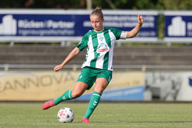 Michelle Ulbrich (SV Werder Bremen, 5) am Ball, Freisteller, Einzelbild, Ganzkörper, Aktion, Action, Spielszene, 04.08.2026, Herzlake (Deutschland), Fussball, Testspiel Frauen, SV Werder Bremen - AZ Alkmaar *** Michelle Ulbrich, SV Werder Bremen, No. 5 with the ball, isolated shot, single frame, full body, action, game scene, August 4, 2026, Herzlake, Germany, soccer, women s friendly match, SV Werder Bremen vs. AZ Alkmaar xobx