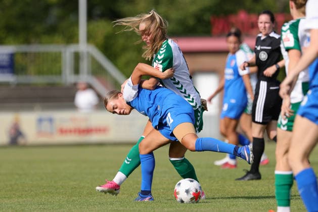v.li.: Jasmijn van Uden (AZ Alkmaar, 21) und Isabella Jaron (SV Werder Bremen, 11) im Zweikampf, Duell, Dynamik, Aktion, Action, Spielszene, 04.08.2026, Herzlake (Deutschland), Fussball, Testspiel Frauen, SV Werder Bremen - AZ Alkmaar *** From left: Jasmijn van Uden of AZ Alkmaar, 21, and Isabella Jaron of SV Werder Bremen, 11, in a one-on-one battle, duel, dynamic moment, action, game scene, August 4, 2026, Herzlake, Germany, soccer, women’s friendly, SV Werder Bremen vs. AZ Alkmaar xobx