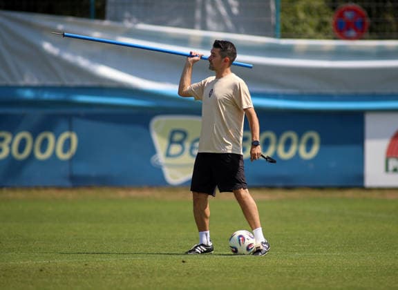 Fussball, Herren, Regionalliga Bayern, Saison 2026 2027, TSV 1860 München, Training Alper Kayabunar, Trainer (TSV 1860 München) mit einer Stange in der Hand *** Soccer, Men s, Bavarian Regional League, 2026–2027 Season, TSV 1860 Munich, Alper Kayabunar at practice, TSV 1860 Munich coach holding a pole