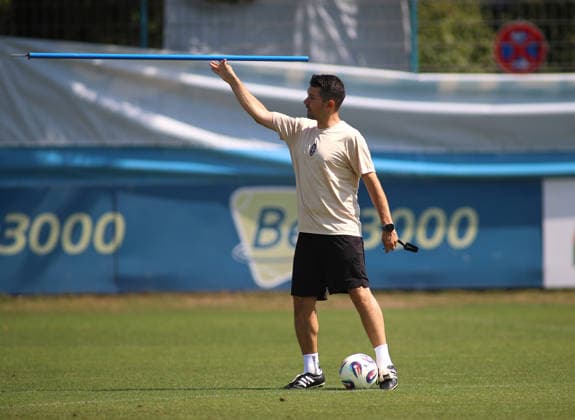 Fussball, Herren, Regionalliga Bayern, Saison 2026 2027, TSV 1860 München, Training Alper Kayabunar, Trainer (TSV 1860 München) wirft eine Stange über den Trainingsplatz, Speerwurf *** Soccer, Men s, Bavarian Regional League, 2026–2027 Season, TSV 1860 Munich, Alper Kayabunar s Training Session, TSV 1860 Munich Coach Throws a Pole Across the Training Field, Javelin Throw