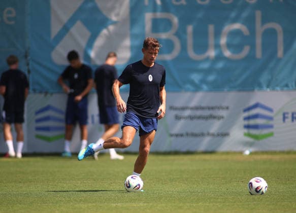 Fussball, Herren, Regionalliga Bayern, Saison 2026 2027, TSV 1860 München, Training Florian Niederlechner (TSV 1860 München) spielt einen Ball *** Soccer, Men s, Bavarian Regional League, 2026–2027 Season, TSV 1860 Munich, Florian Niederlechner in training; TSV 1860 Munich plays a ball