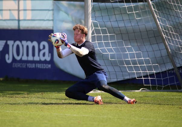 Fussball, Herren, Regionalliga Bayern, Saison 2026 2027, TSV 1860 München, Training Paul Bachmann (TSV 1860 München) fängt einen Ball sicher *** Soccer, Men s, Bavarian Regional League, 2026–2027 Season, TSV 1860 Munich, Training: Paul Bachmann of TSV 1860 Munich catches the ball confidently