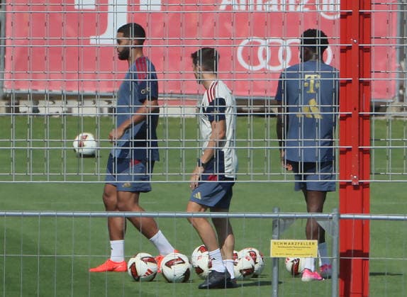 04.08.2026, FC Bayern Muenchen, Training, Saebenerstrasse Muenchen , Fussball, im Bild: Ismael Saibari (FC Bayern Muenchen), Simon Martinello (FC Bayern Muenchen) und Alphons Davies (FC Bayern Muenchen) *** August 4, 2026, FC Bayern Munich, Training, Saebenerstrasse, Munich, Soccer, Sports, Pictured: Ismael Saibari (FC Bayern Munich), Simon Martinello (FC Bayern Munich), and Alphons Davies (FC Bayern Munich)