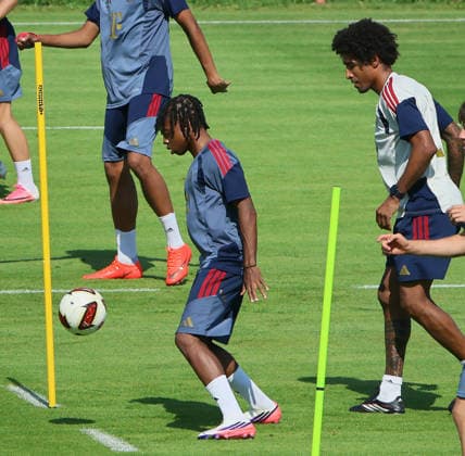 04.08.2026, FC Bayern Muenchen, Training, Saebenerstrasse Muenchen , Fussball, im Bild: Wisdom Mike (FC Bayern Muenchen) vs Dante (FCBII) *** August 4, 2026, FC Bayern Munich, Training, Saebenerstrasse, Munich, Soccer, Sports, Pictured: Wisdom Mike (FC Bayern Munich) vs. Dante (FCBII)