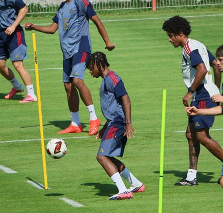 04.08.2026, FC Bayern Muenchen, Training, Saebenerstrasse Muenchen , Fussball, im Bild: Wisdom Mike (FC Bayern Muenchen) vs Dante (FCBII) *** August 4, 2026, FC Bayern Munich, Training, Saebenerstrasse, Munich, Soccer, Sports, Pictured: Wisdom Mike (FC Bayern Munich) vs. Dante (FCBII)