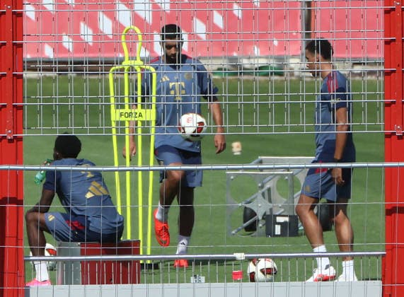 04.08.2026, FC Bayern Muenchen, Training, Saebenerstrasse Muenchen , Fussball, im Bild: Alphons Davies (FC Bayern Muenchen), Ismael Saibari (FC Bayern Muenchen) und Jamal Musiala (FC Bayern Muenchen) *** August 4, 2026, FC Bayern Munich, Training, Saebenerstrasse, Munich, Soccer, Sports, Pictured: Alphons Davies (FC Bayern Munich), Ismael Saibari (FC Bayern Munich), and Jamal Musiala (FC Bayern Munich)