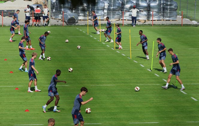 04.08.2026, FC Bayern Muenchen, Training, Saebenerstrasse Muenchen , Fussball, im Bild: FC Bayern Amateure trainieren *** August 4, 2026, FC Bayern Munich, Training, Säbenerstrasse, Munich, Soccer, Sports, Pictured: FC Bayern s amateur team training