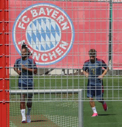 04.08.2026, FC Bayern Muenchen, Training, Saebenerstrasse Muenchen , Fussball, im Bild: Serge Gnabry (FC Bayern Muenchen) und Lennart Karl (FC Bayern Muenchen) *** August 4, 2026, FC Bayern Munich, Training, Säbenerstrasse, Munich, Soccer, Sports, Pictured: Serge Gnabry (FC Bayern Munich) and Lennart Karl (FC Bayern Munich)