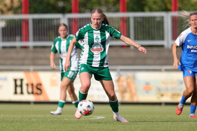 Marie Gmeineder (SV Werder Bremen, 6) am Ball, Einzelbild, Ganzkörper, Aktion, Action, Spielszene, 04.08.2026, Herzlake (Deutschland), Fussball, Testspiel Frauen, SV Werder Bremen - AZ Alkmaar *** Marie Gmeineder, SV Werder Bremen, No. 6 with the ball, single frame, full-body shot, action, game scene, August 4, 2026, Herzlake, Germany, soccer, women s friendly match, SV Werder Bremen vs. AZ Alkmaar xobx