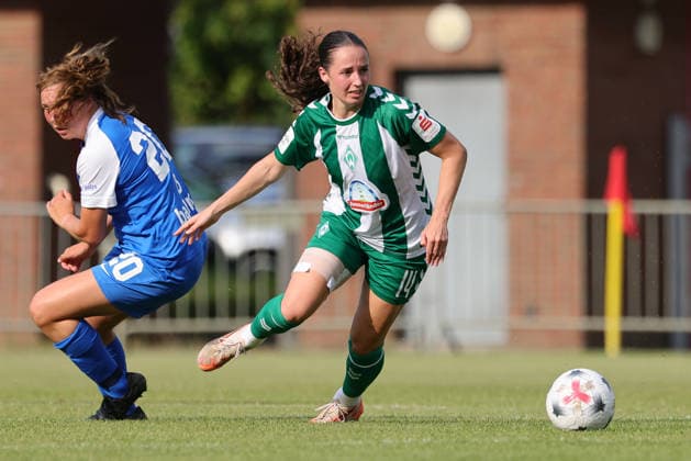 v.li.: Mirte van Bentum (AZ Alkmaar, 20) und Elena Mühlemann (SV Werder Bremen, 14) im Zweikampf, Duell, Dynamik, Aktion, Action, Spielszene, 04.08.2026, Herzlake (Deutschland), Fussball, Testspiel Frauen, SV Werder Bremen - AZ Alkmaar *** From left: Mirte van Bentum (AZ Alkmaar), 20, and Elena Mühlemann (SV Werder Bremen), 14, in a one-on-one battle, duel, dynamic moment, action, game scene, August 4, 2026, Herzlake, Germany, soccer, women’s friendly, SV Werder Bremen vs. AZ Alkmaar xobx